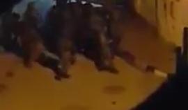 شاهد: والدة الأسيرين علي أبو عكر ومعاذ أبو عكر من مخيم عايدة بمدينة بيت لحم تودعهما خلال اعتقالهما من قبل الاحتلال فجر اليوم.