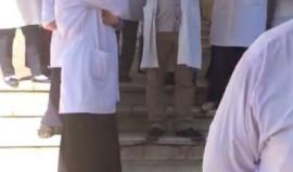 #شاهد موظفو المختبرات في مجمع فلسطين الطبي بالضفة المحتلة يعتصمون احتجاجاً على اعتداء أحد أفراد الأجهزة الأمنية على أحد العاملين في المختبر.