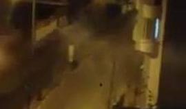 #شاهد 
 شبان يستهدفون قوات الاحتلال بالزجاجات الحارقة في بلدة أبوديس شرق القدس المحتلة.