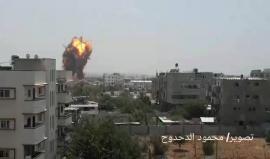 #شاهد غارة جوية إسرائيلية عنيفة تستهدف موقع قريش التابع للمقاومة غرب #غزة