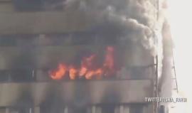 لحظة انهيار المبنى ..

مصرع نحو 30 رجل إطفاء جراء انهار مبنى مؤلف من 15 طابقا وسط طهران بعد اشتعال النيران فيه