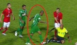 لاعب يثور في وجه زملائه ويعتدي على الحكم بشكل عنيف