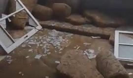 أضرار أصابت منزل أحد المواطنين أمس جراء الرياح العاصفة في مخيم الشاطئ غرب غزة