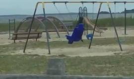 هل تصدق؟

#شاهد أمريكي يلتقط فيديو لأرجوحة يقول إنها مسكونة وتتحرك لوحدها مع عدم وجود الرياح في ولاية رود آيلاند!

وقد حصل الفيديو على مشاهدة أكثر من 6 ملايين شخص ونشرته وسائل إعلام عالمية