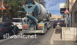 #فيديو مستوطنون يحضرون لصب باطون في قطعة ارض ببلدة سلوان بالقدس المحتلة رغم صدور امر من المحكمة بمنع البناء فيها، ما يدلل على استمرارهم في ابلاع الاراض المقدسة