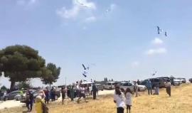 عائلة الجندي الإسرائيلي المفقود بغزة هدار غولدين تطلق طائرات ورقية في وقفة بالقرب من غلاف غزة للمطالبة باستعادة ابنها