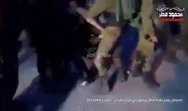 قوات الاحتلال تختطف فتى فلسطيني من على دراجته خلال مواجهات في شارع القدس جنوب نابلس.. هكذا حاول المسعفون منعهم