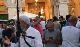 حشود كبيرة من المقدسيين تستعد لأداء صلاة المغرب داخل المسجد الأقصى المبارك