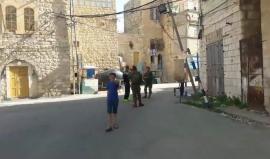 #فيديو معاناة المواطنين الفلسطينيين في ساحات المسجد الإبراهيمي في الخليل 

تصوير: رائد أبو رميلة