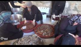 أم أبراهيم ونازحات ينشئن مطبخاً حلبي لإعداد الوجبات