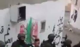 فيديو يظهر لحظة اعتقال قوات الاحتلال الشاب الفلسطيني مصطفى الحسنات من مخيم الدهيشة في بيت لحم صباح اليوم