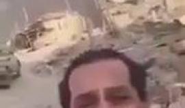 أحد أفراد مليشيا #الحشد_الشعبي يسخر من أهالي #الفلوجة ويرفع هاتفه ليظهر لهم احتراق منازلهم وممتلكاتهم