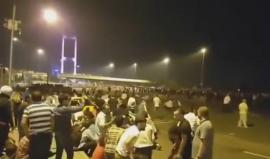 #شاهد .. ماذا فعل الأتراك على جسر البسفور اللذي أغلقته العناصر الانقلابية . 
وهتاف " يالله .. بسم الله .. الله أكبر "