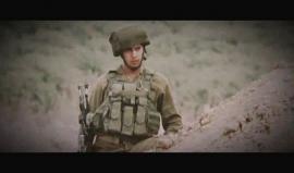 بعد مشاهدته للطائرة الورقية المشتعلة
جندي يصوب البندقية نحون رأسه