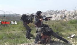 #شاهد قوات الاحتلال تعتدي بوحشية على متضامن أجنبي قبل اعتقاله وتصيب صحفي و 5 فلسطينيين خلال قمعها مسيرة بلعين الاسبوعية قضاء رام الله .