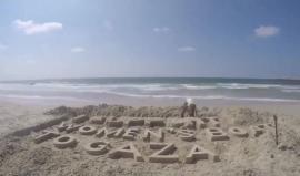 #شاهد | عمل فني على شاطىء بحر #غزة ترحيبًا بسفينتي أمل وزيتونة القادمتين لكسر الحصار