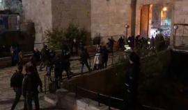 #شاهد لحظة اقتحام قوات الاحتلال باحة باب العامود بالقدس والاعتداء على المعتصمين فيها والطواقم الصحفية