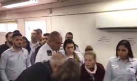 #فيديو وصول الأسيرة الفلسطينية "عهد تميمي" إلى جلسة استماع في محكمة عوفر الاسرائيلية حول تمديد فترة اعتقالها