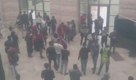 #عاجل حالات اختناق داخل مباني جامعة خضوري بطولكرم اثر استهدافها بقنابل الغاز من قبل قوات الاحتلال.