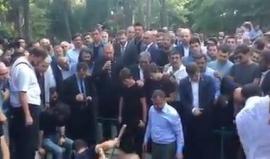 #شاهد
أردوغان يقرأ القرآن الكريم عند دفن جثمان رفيق دربه "أورل أولتشاك" الذي قتل برصاص عناصر الانقلاب ليلة الجمعة.