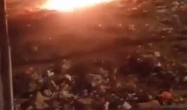 #شاهد 
شبان يحرقون مركبة مستوطنين دخلت لبلدة حزما شمال شرق #القدس المحتلة وهربوا منها.
