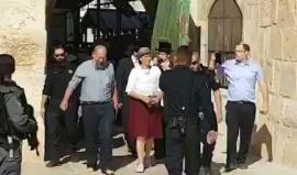 لحظة اقتحام عضو الكنيست الإسرائيلي شولي معلم للمسجد الاقصى برفقة أعضاء كنيست آخرين