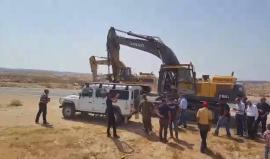 #شاهد قوات الاحتلال تصادر قبل قليل آليات تتبع لجان العمل الزراعي اثناء عملها في شق طرق زراعه في بلدة السموع جنوب الخليل