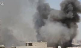 #شاهد: لحظة سقوط اسطوانة من #النابالم الحارق من مروحيات الأسد على المباني السكنية في مدينة #داريا

#سوريا