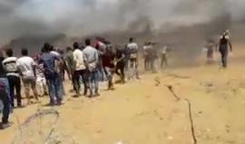 #شاهد لحظة اقتحام شبان فلسطينيون الحدود شرق خانيونس ورشق جيبات الاحتلال بالحجارة في أعقاب تشييع جثمان الشهيدة #رزان_النجار