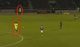 لاعب يمرر الكرة بالخطأ لرجل أمن ويثير موجة من السخرية