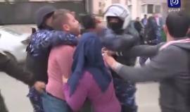 #شاهد: قوات السلطة تعتدي بوحشية على طاقم قناة رؤيا الأردنية خلال قمع مسيرة رافضة لمحاكمة الشهيد باسل الأعرج ورفاقه برام الله على الرغم من كونهم أسرى في سجون الاحتلال . 
#ستحوا_بكفي  #سيحاكمكم_باسل