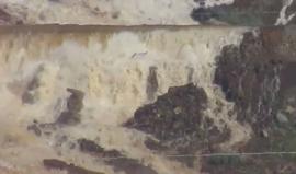 السلطات الأمريكية تأمر عشرات الآلاف من السكان قرب أطول سد في الولايات المتحدة قرب أوروفيل في شمال كاليفورنيا، بإخلاء منازلهم، بعد أن قالت إن قناة لتصريف المياه على وشك الانهيار.