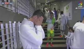 #شاهد.. رونالدو في موقف محرج أمام الكاميرا

من المعروف أن اللاعب البرتغالي كريستيانو رونالدو يتقن جيدا فن التعامل مع الكاميرات وضبط تصرفاته أمامها، إلا أنه وقع في موقف محرج في مباراة فريقه ريال مدريد مع إسبانيول بالدوري الإسباني يوم السبت.

والتقطت عدسة ا