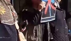 نساء مقدسيات يهتفن ضد ترامب في مظاهرة بالقدس.. وجنود الاحتلال يردّون عليهن بوابل من قنابل الصوت والغاز.

#القدس_عاصمة_فلسطين