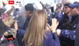 نقل والد الشهيد الأعراج للمستشفى بعد اعتداء قوات السلطة عليه .. 
#شاهد | قوات السلطة تعتدي على الفتيات والمشاركين في وقفة امام محاكم رام الله وتعتقل 4 مواطنين بينهم الشيخ خضر عدنان، وذلك خلال قمعها وقفة رافضة للتنسيق الأمني مع الاحتلال ومحاكمة السلطة للشه