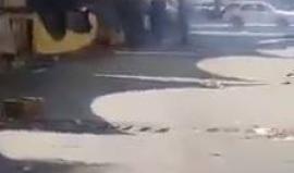 #شاهد : أكثر من 5 جنود يعتدون على شاب ويعتقلونه في باب الزاوية بالخليل قبل قليل