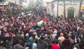 "الشعب يريد إسقاط أوسلو" هتافات المتظاهرين بمسيرة رام الله قبل قليل