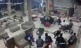 #شاهد لحظة وقوع الزلزال من أحد المقاهي في محافظة السليمانية في العراق، حيث ارتفع عدد ضحايا الزلزال الذي ضرب الحدود العراقية الايرانية إلى 164 قتيلا وأكثر من 1600 جريح.
