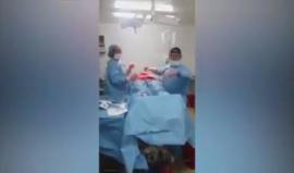 فيديو متداول لـ طبيب يرقص أثناء اجراء عملية جراحية لأحد المرضى!