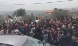 "يا ضميري وينك..هيو باسل خازق عينك".. هتافات الشبان خلال مسيرة للمطالبة باسترداد جثمان الشهيد #باسل_الأعرج في قرية الولجة.
تصوير:عامر حجازي