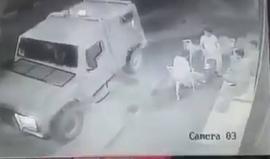 #شاهد .. جنود الاحتلال يمرون بشبان على باب منزلهم .. فيلقون عليهم قنبلة