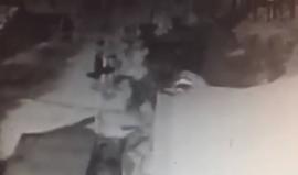 #شاهد| نجل مسئول أمني بالسلطة ومرافقو والده يعتدون على عاملي مسبح بأريحا

أصيب 14 مواطنًا مساء أمس الجمعة جراء اعتداء نجل مسئول أمني كبير على مسبح أساطير في مدينة أريحا شرق الضفة الغربية المحتلة.

وفي تصريحات صحفية لوسائل إعلام محلية، قالت مصادر إن الحادث