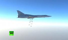 روسيا تنشر فيديو لاستخدامها قاذفة القنابل (ست تو-22M3) في قصف مقار للمعارضة السورية في دير الزور بسوريا أمس الأحد