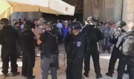 #شاهد قوات الاحتلال تحاصر المصلين في المصلى القبلي بالمسجد الأقصى