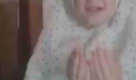 #سوريا: غارة جوية من الطيران الحربي بالقرب من طفلة  في الغوطة الشرقية تدعو الله مع أبيها بأن يحميهم ويفرج عنهم !