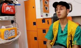 #قصة الشاب المسعف المتطوع " ياسر البو سن " من مدينة #إدلب السورية , يعيش بدون عائلته في مدينة #حلب وحوصر فيها للمرة الثانية !
 رفض الخروج من حلب عندما أُتيحت له الفرصة للخروج وزيارة أهله في إدلب نتيجة ضغط العمل الذي يعاني منه المسعفون في حلب

تقرير: أحمد 