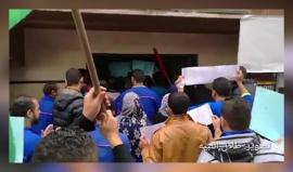 #فيديو احتجاجات لعمال النظافة في مجمع الشفاء الطبي بغزة لعدم تلقيهم مستحقاتهم