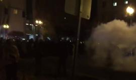 الشرطة الأمريكية تطلق قنابل صوت ومسيلة للدموع لتفريق متظاهرين يحتجون على انتخاب ترامب في مدينة بورتلاند