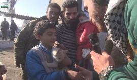 شهادات مؤثرة تنبع من قلوب المحاصرين في #حلب بعد وصولهم لمعبر الراشدين بريف حلب الغربي
(معاذ الشامي)