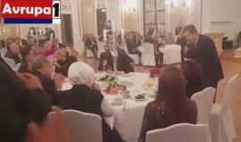 وزير الخارجية الصربي يكسر البروتوكول ويطرب أردوغان بأغنية من التراث التركي